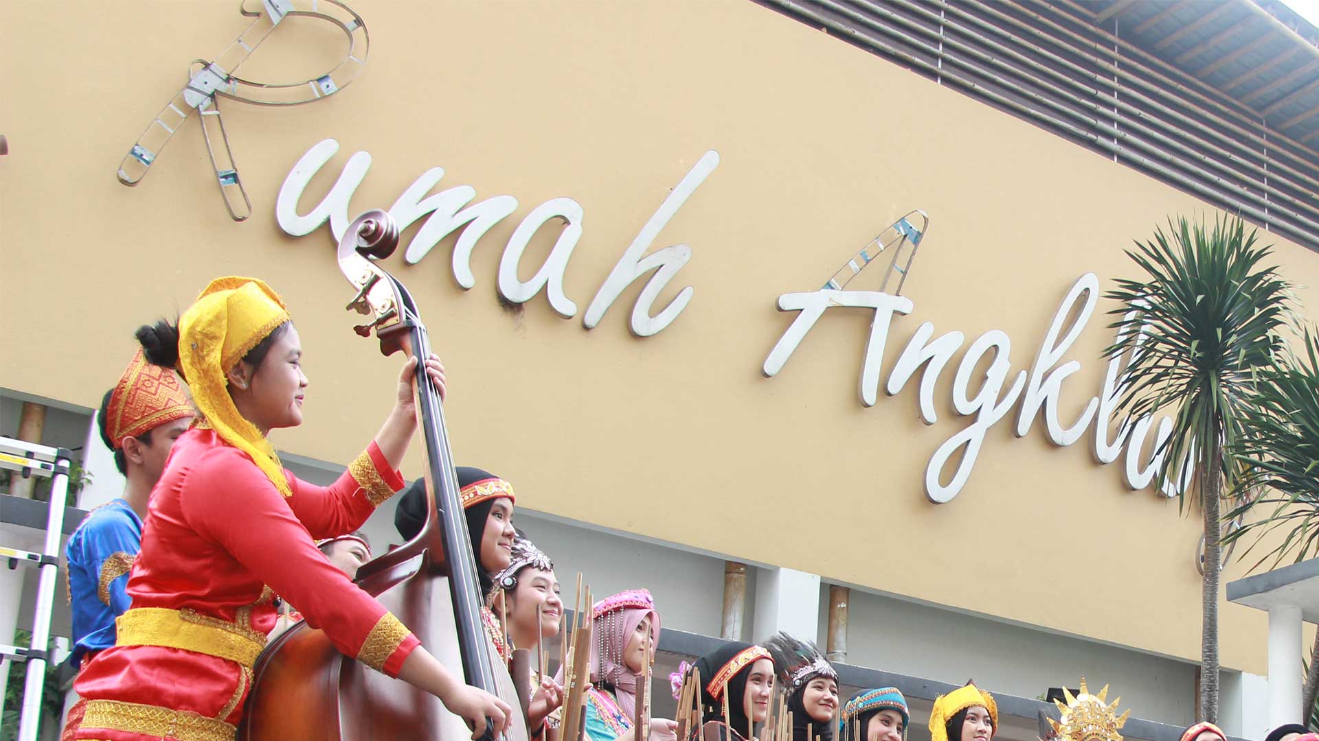 Bermain dan Berlatih Angklung