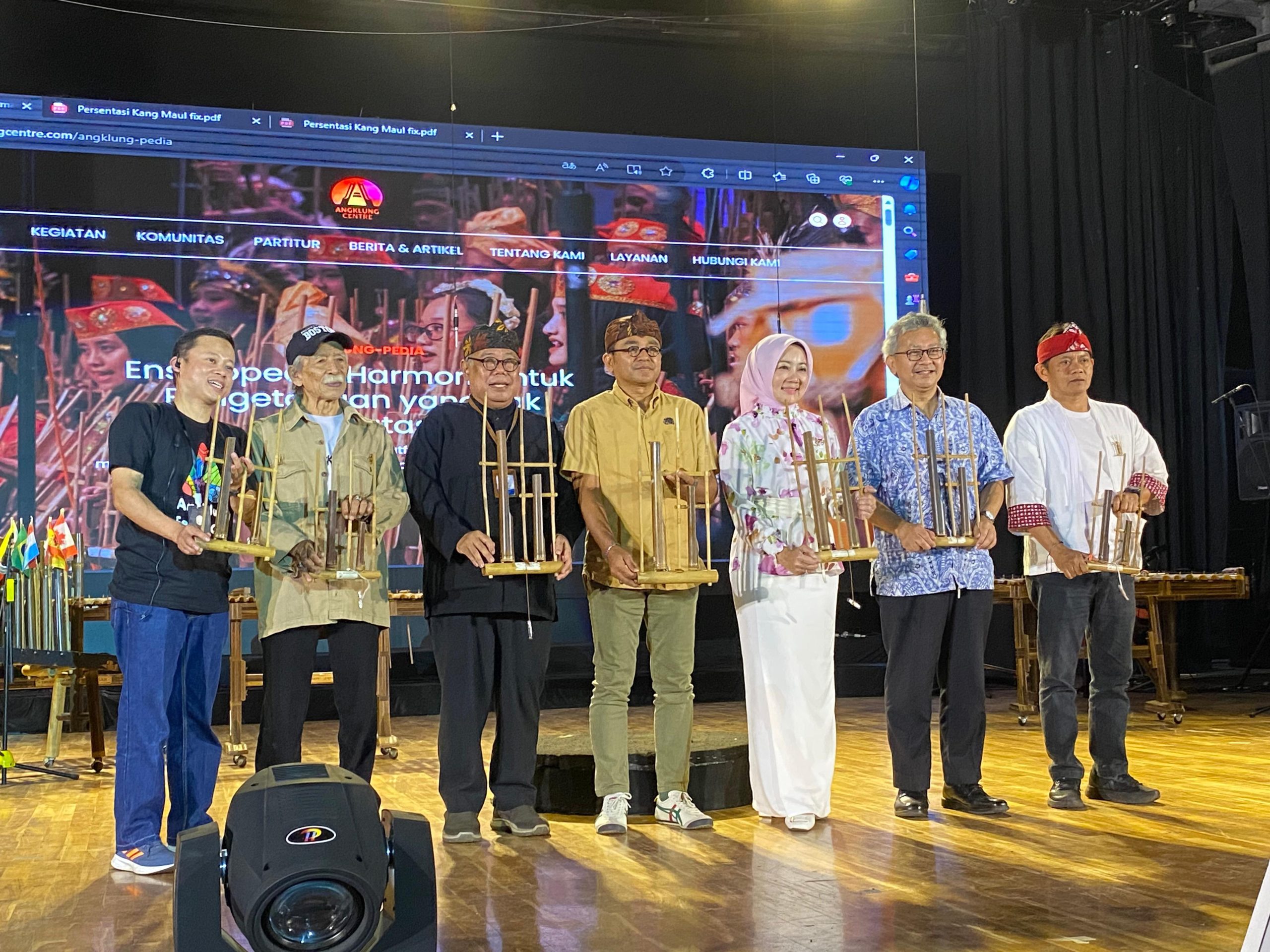 Lestarikan Budaya, Para Lansia, Difabel, dan Anak-Anak Tampil di Angklung Fest 2023