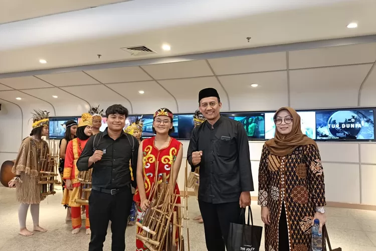 Apresiasi....Nonton Film Dokumenter Perjalanan Anak Anak Angklung Keliling Eropa..... Picture