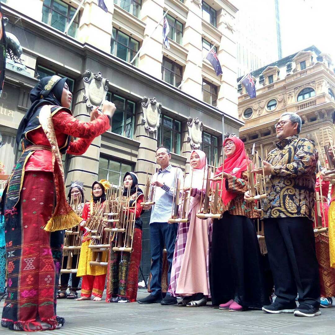 Paket Playing Angklung Together Picture