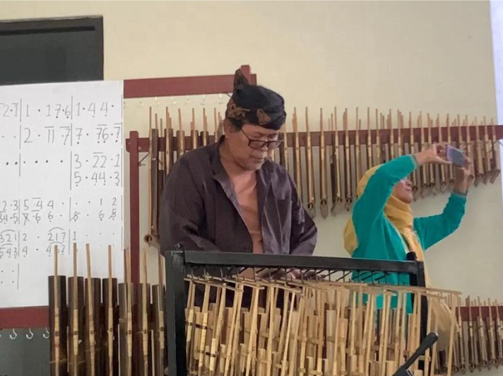 Workshop Angklung Centre 101 : Angklung Pentatonis Sunda ‘Indung Angklung’ Dunia Picture