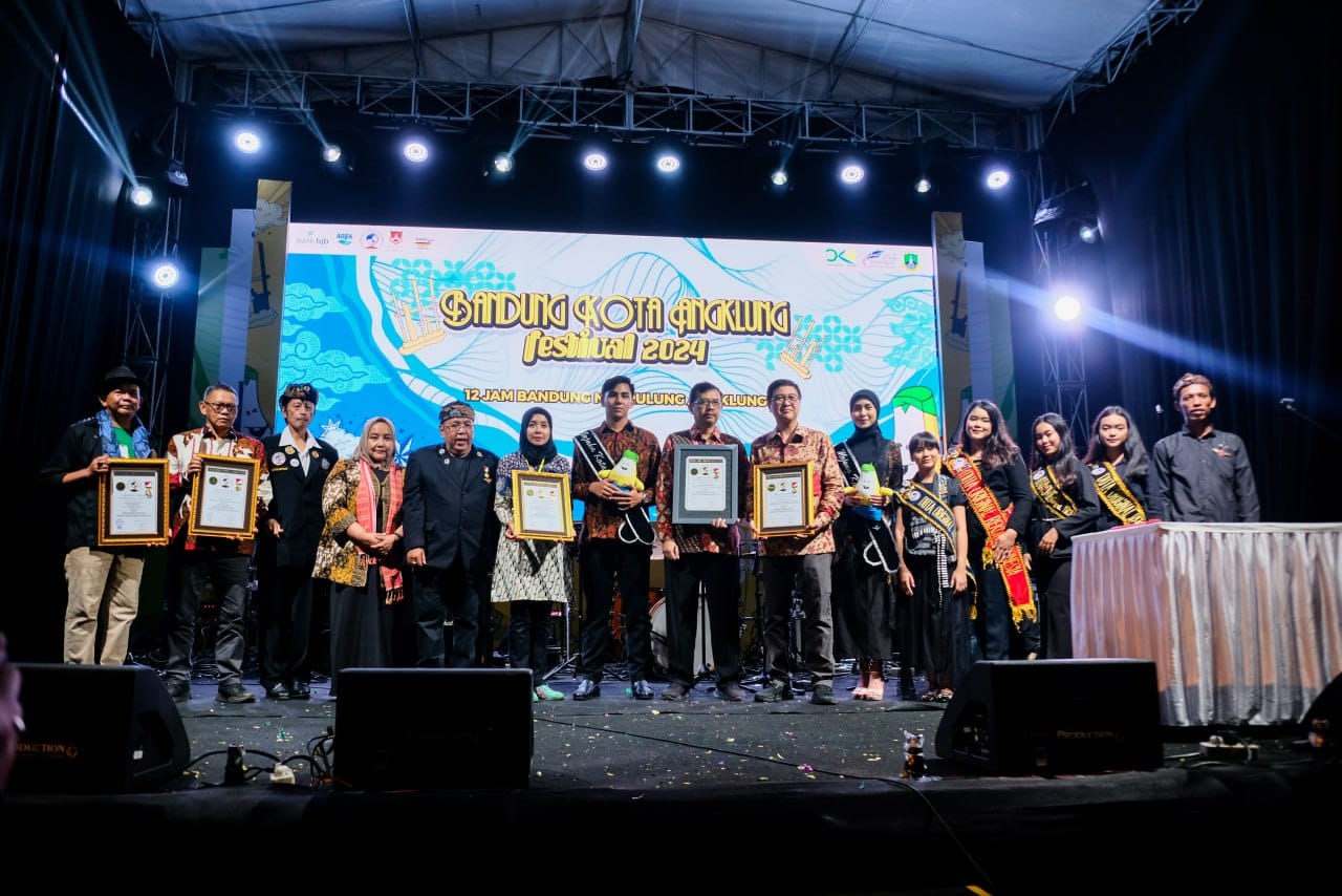 Kota Bandung Pecahkan Rekor Permainan Angklung Nonstop Terlama di Indonesia Picture