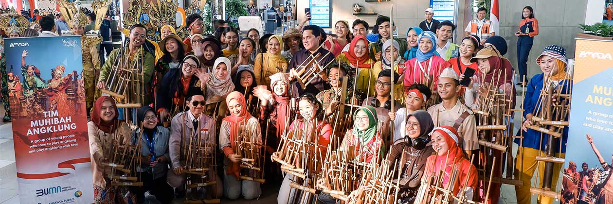 Menteri Erick Thohir Flash Mob Angklung di Bandara Soetta Picture