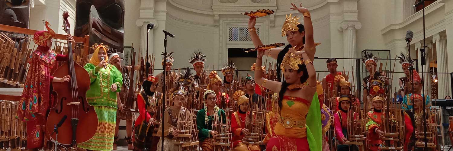 Angklung: Memainkan Harmoni untuk Melestarikan Warisan Budaya Indonesia Picture