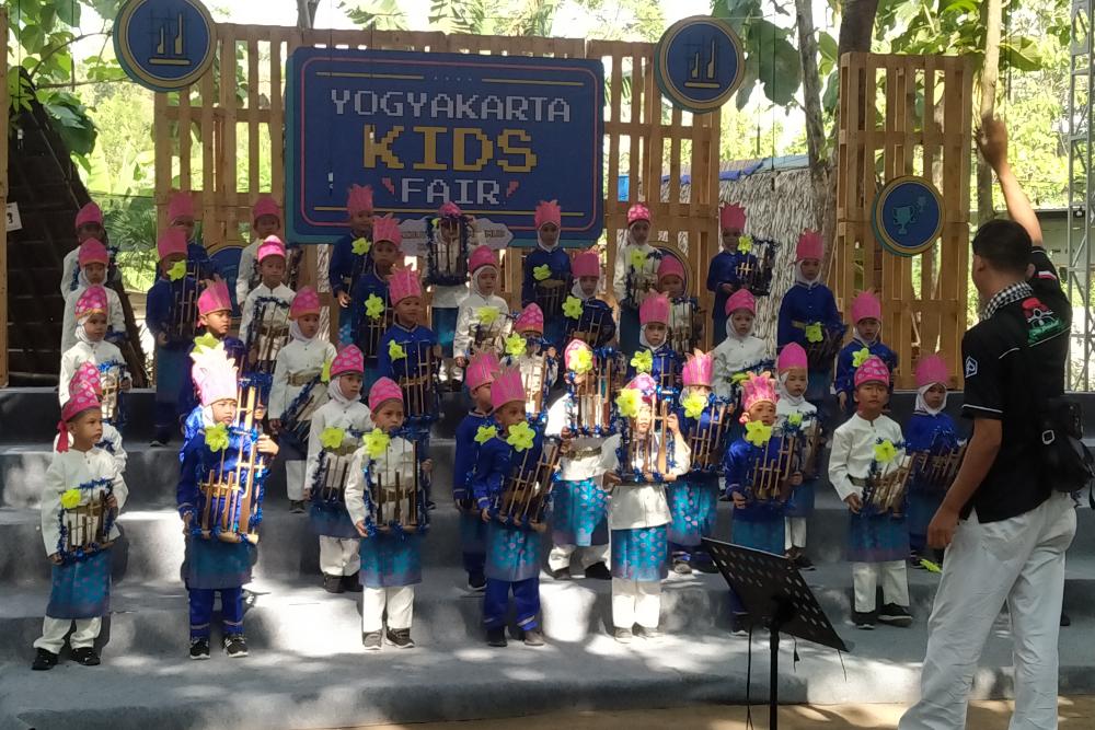Lomba Angklung dari Komunitas Angklung Kids Yogyakarta (AKYK)