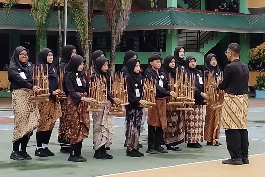 Grup Angklung Stanza MTsN 1 Pontianak